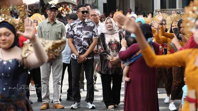 Wali Kota Malang Berangkatkan Karnaval Budaya Kotalama wali kota malang didampingi camat kedungkandang