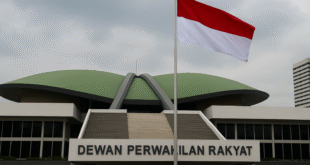 gedung dpr dengan bendera indonesia
