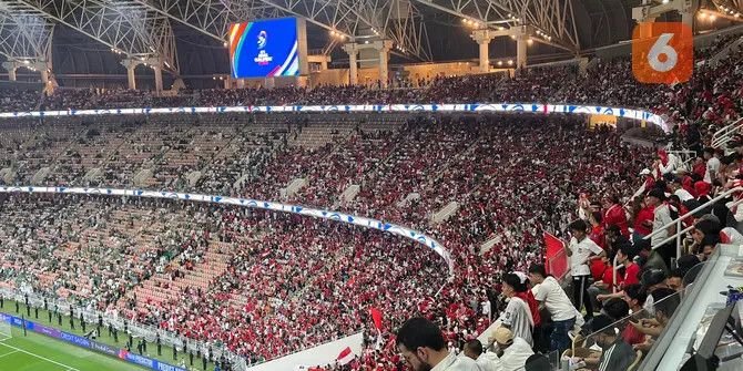 Duel Hidup-Mati di Jeddah: Indonesia vs Irak, Tiket ke Piala Dunia 2026 Dipertaruhkan aksi duel pemain Indonesia vs Irak di Stadion Jeddah penuh penonton1